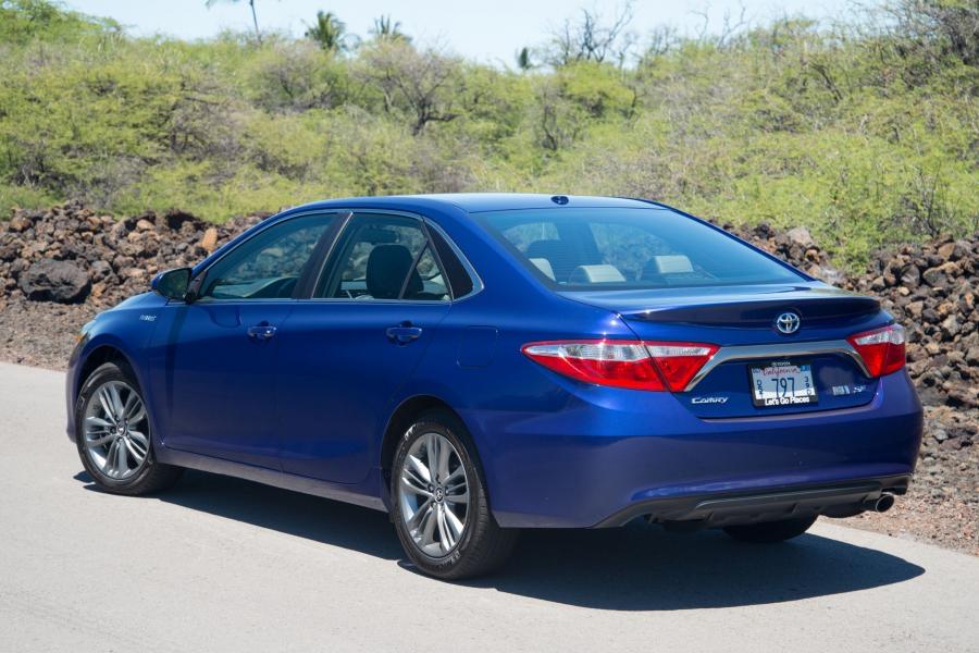  Toyota Camry Hybrid 2015 года  (US) (фото 2 из 28)